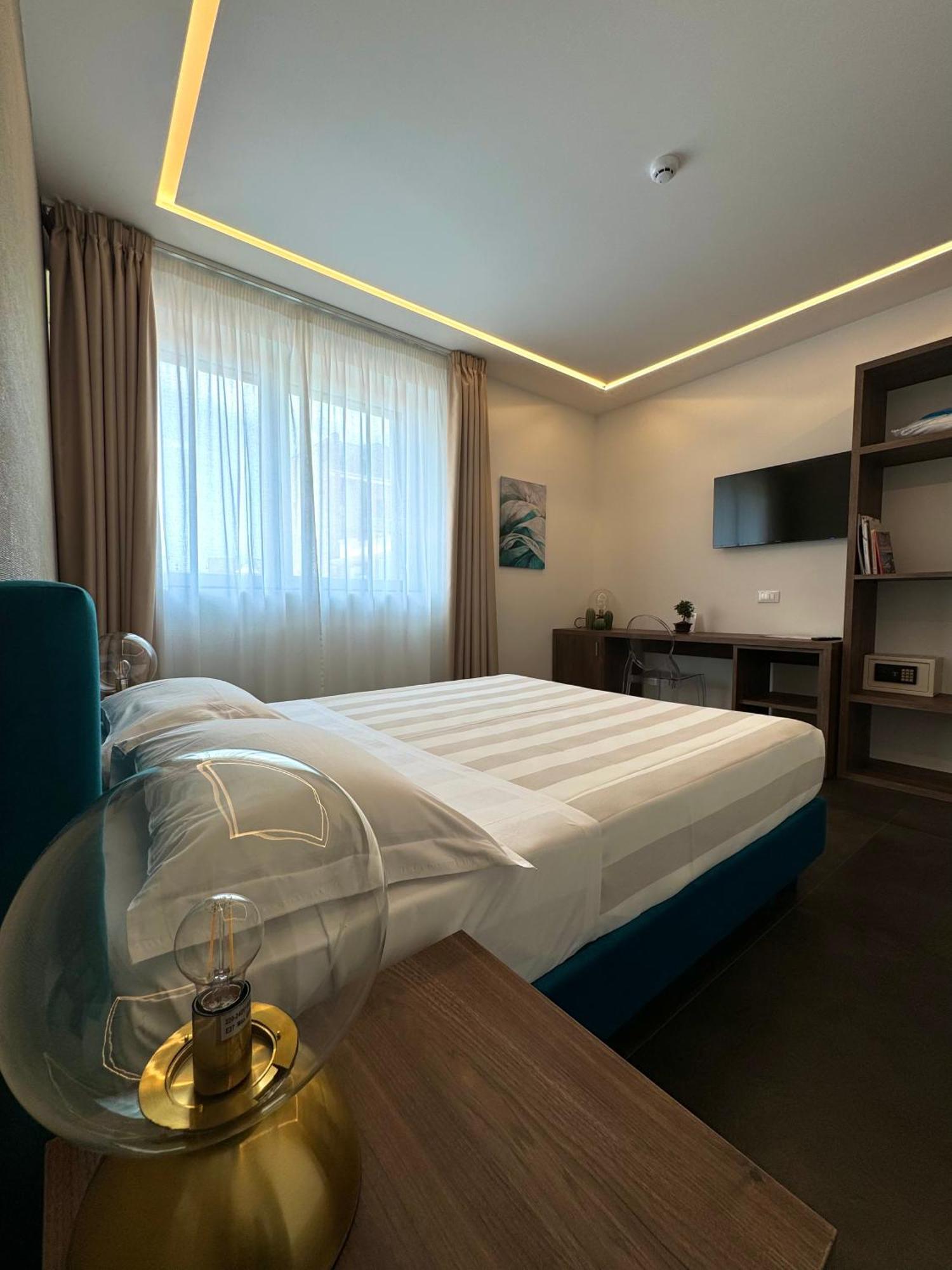 Outside Boutique Hotel Фоджиа Экстерьер фото